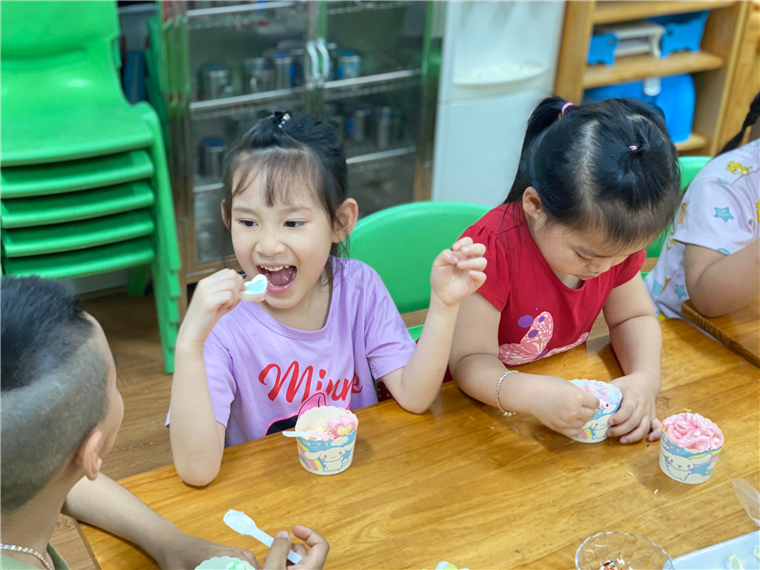 A group of children eating ice cream

Description automatically generated